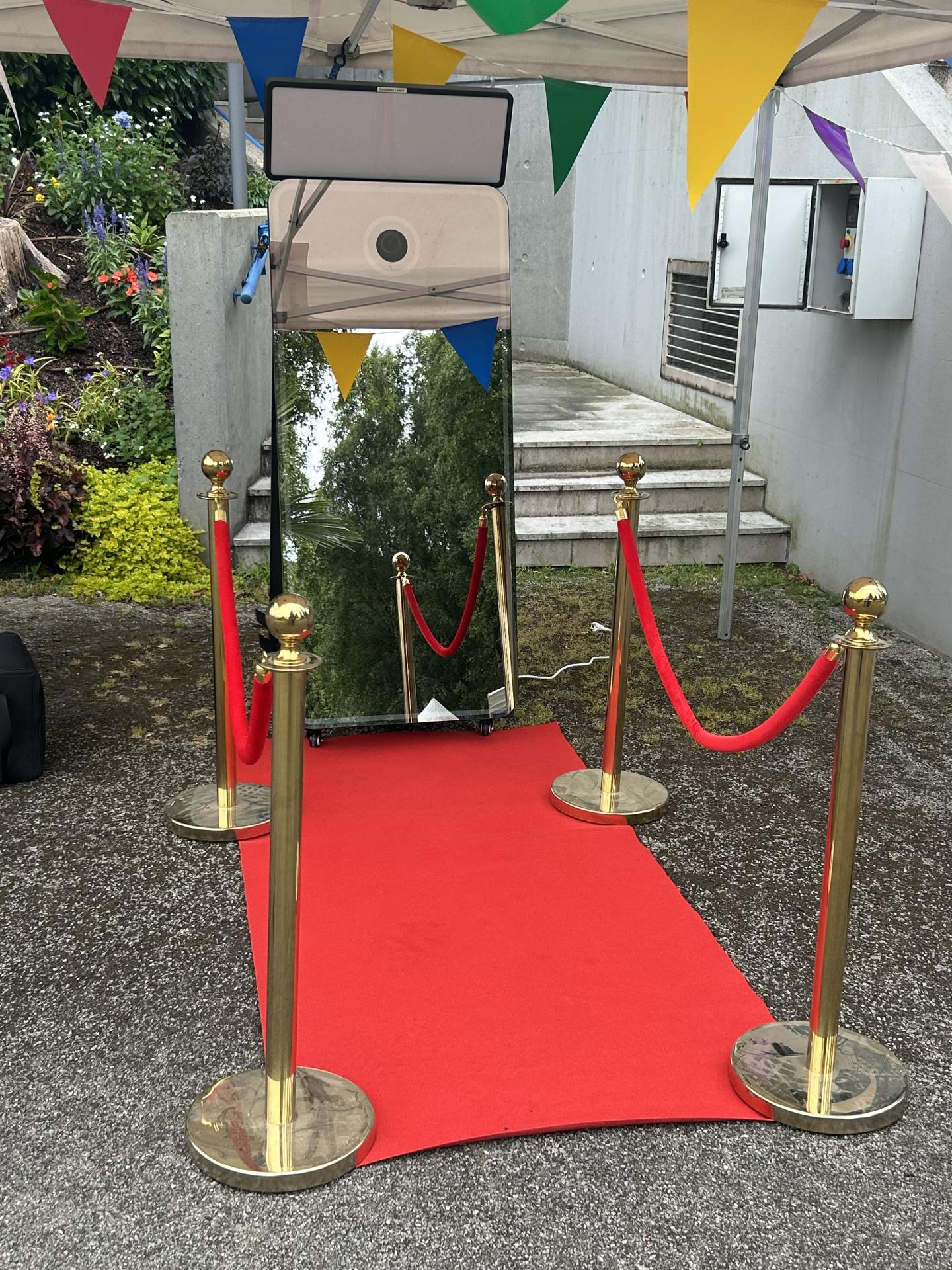 Miroir photobooth avec tapis rouge et potelet